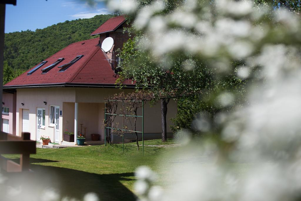 Apartment Oreskovic Оточац Экстерьер фото